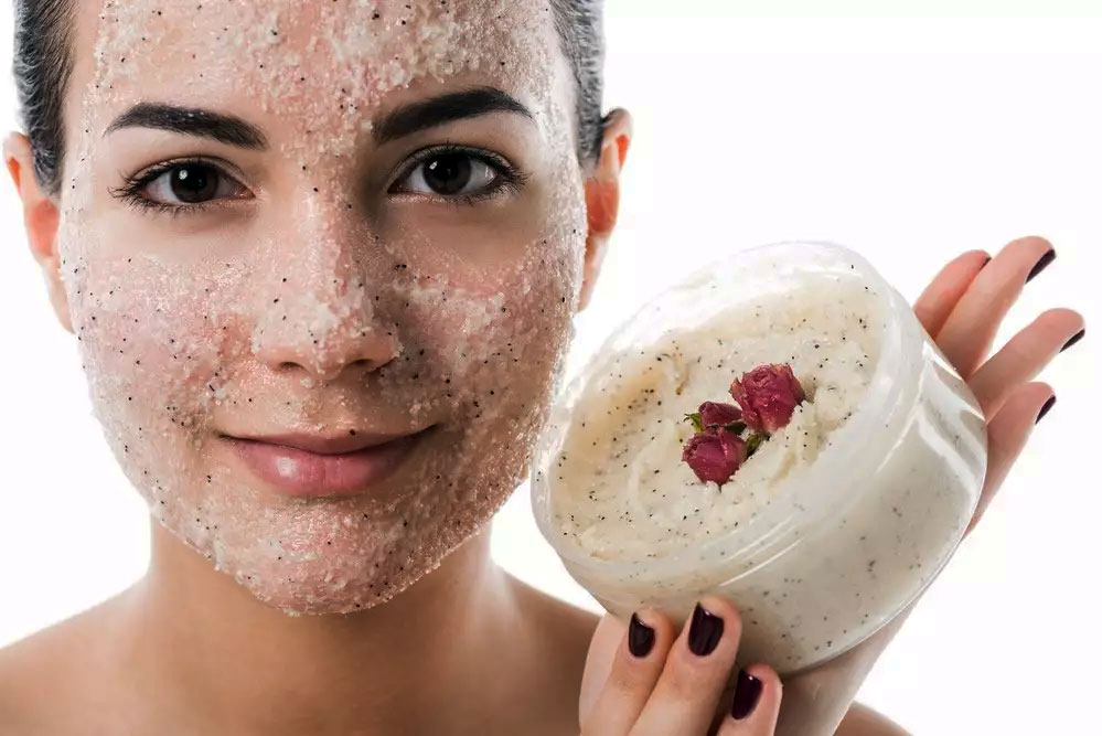 Einfaches Peeling für zu Hause für strahlende Haut